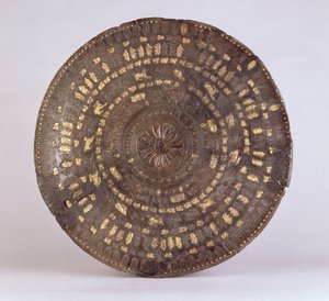 Schaal met tien cirkels van Scythische motieven, uit Ziwiyeh, Iran, c.7e eeuw v.Chr. (zilver met goud inleg)